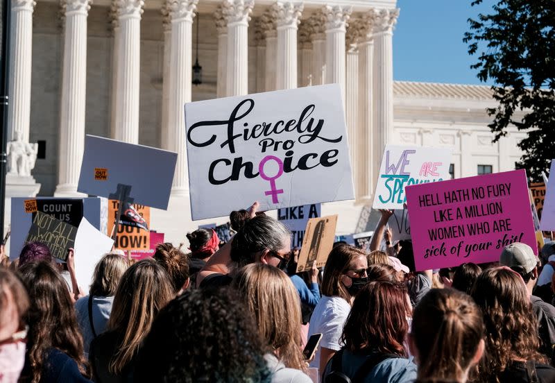 Activistas en la Marcha de las Mujeres participan en protestas a nivel nacional contra la decisión del presidente Donald Trump de llenar la vacante en la Corte Suprema antes de las elecciones del 3 de noviembre, en Washington, EEUU