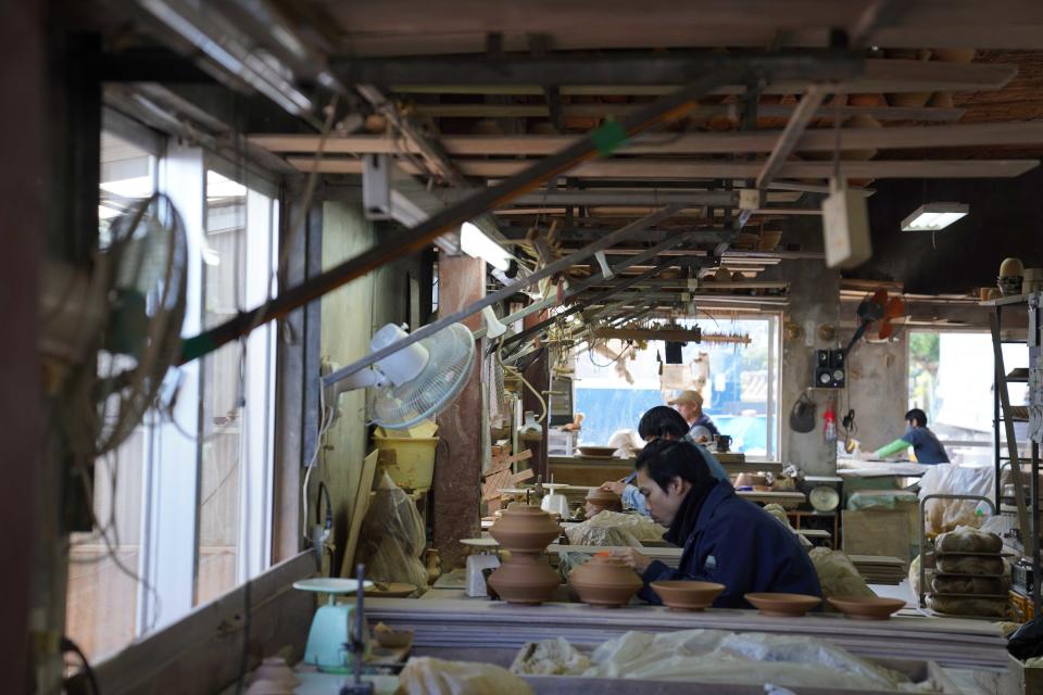陶真窯裡專注工作的陶藝職人。