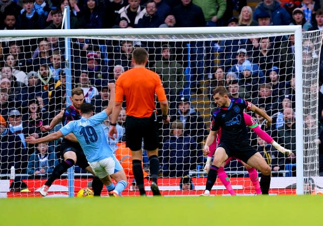 Julian Alvarez, second left, scores Manchester City’s second goal