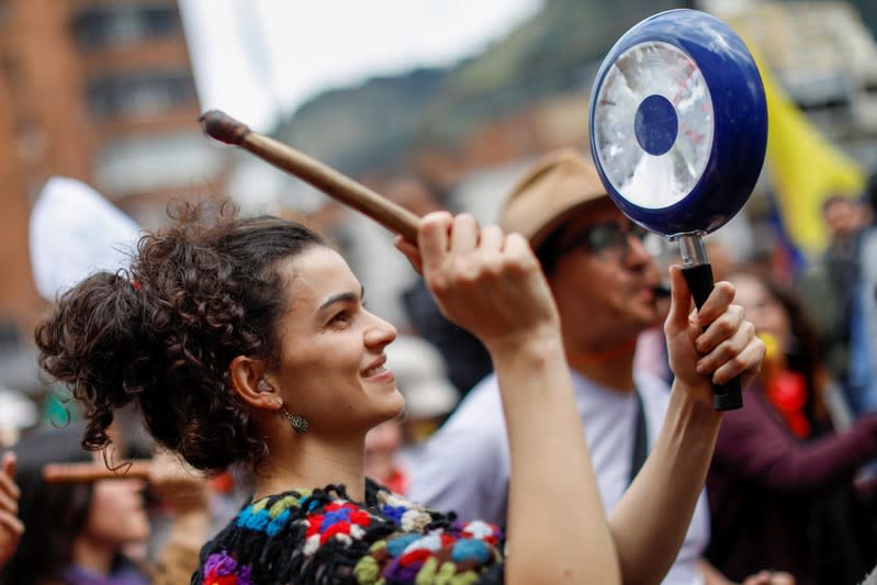 Una mujer golpea una olla durante una protesta en Bogotá, Colombia