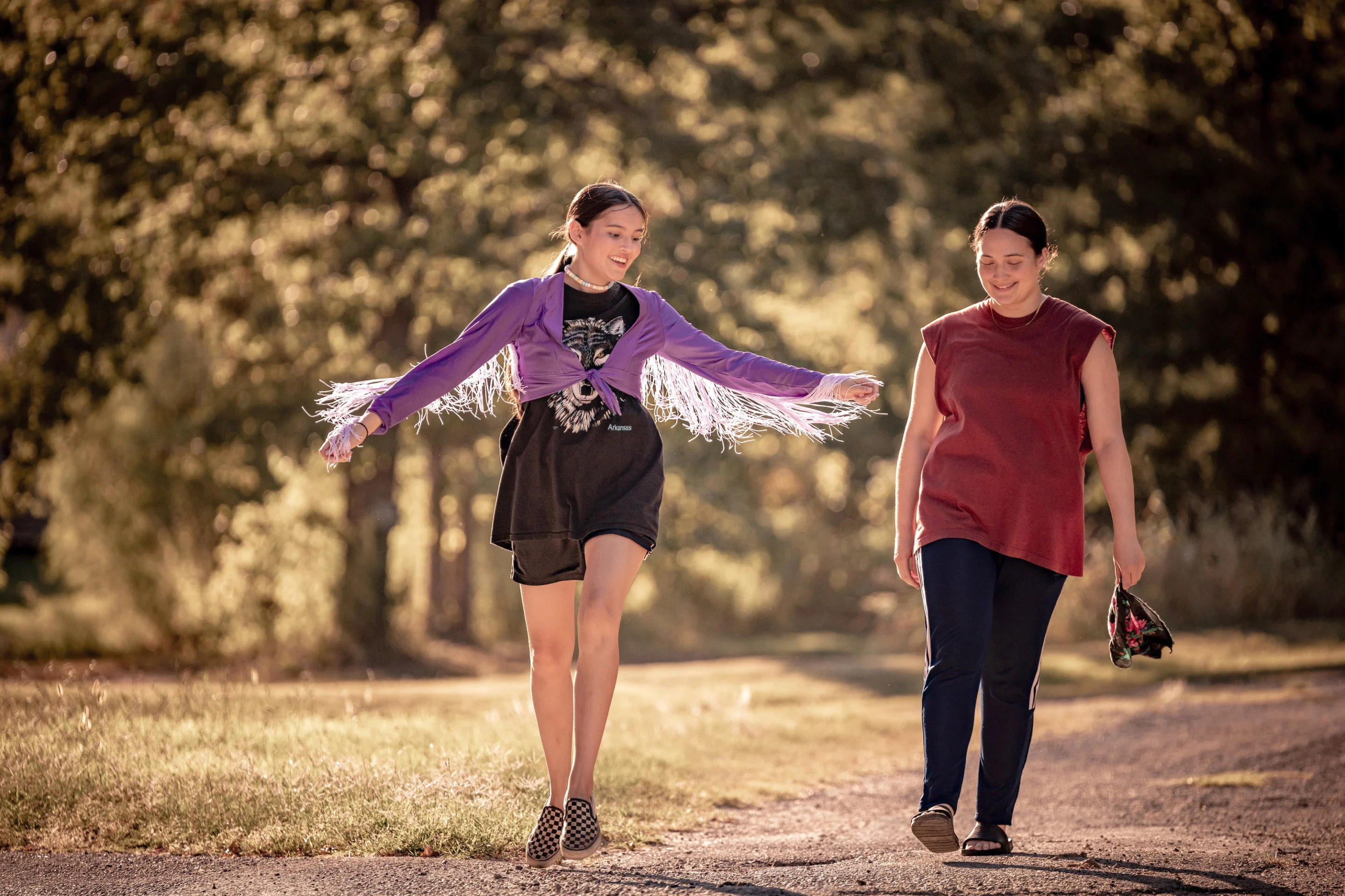 Isabel Deroy-Olson, izquierda, y Lily Gladstone protagonizan Fancy Dance.