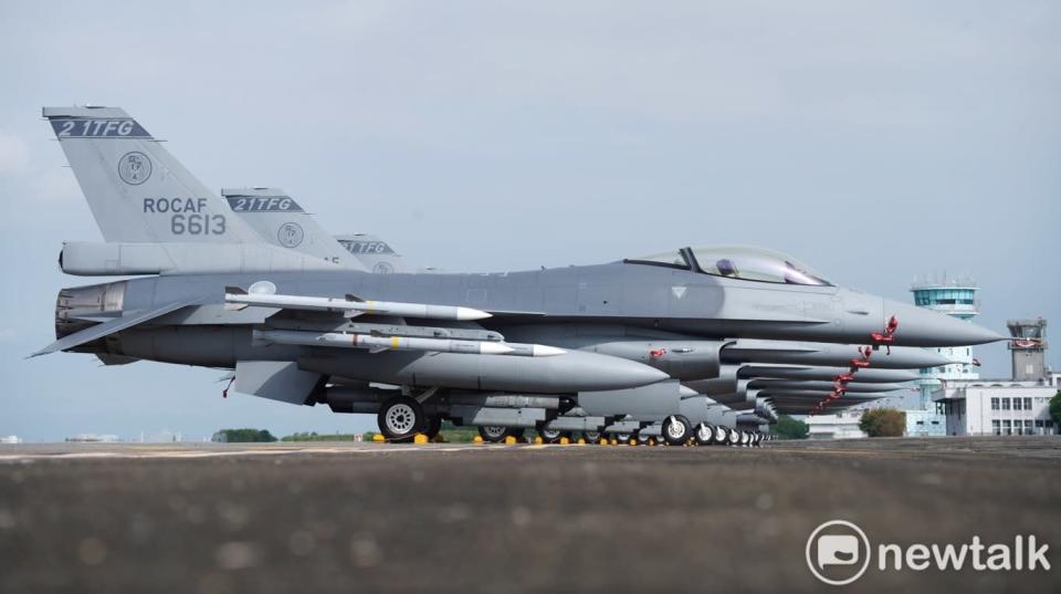 許多台灣的戰機，都保存在東部花蓮基地的山脈隧道中。圖為F-16V戰機群。&nbsp;&nbsp;&nbsp;圖：張良一／攝（資料照）