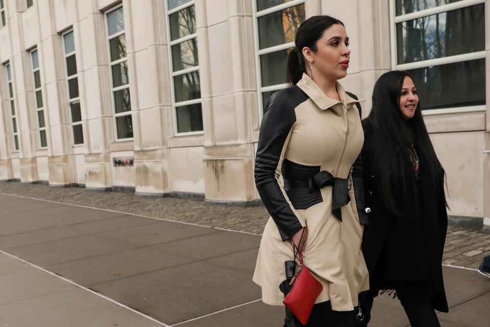 Emma Coronel Aispuro, la esposa de ‘El Chapo’ al salir de la corte de Brooklyn durante el juicio a su esposo. (Foto: REUTERS/Brendan McDermid)