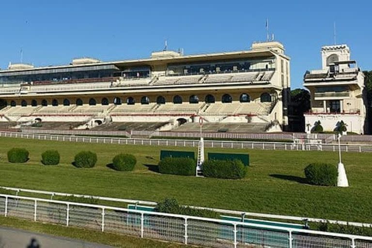 En el hipódromo de Auteuil, del oeste de París, hay carreras de caballos de diversas especialidades.