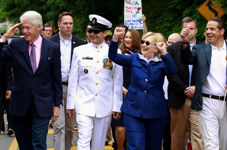 Hillary und Bill Clinton nehmen anlässlich des Memorial Day an einer Parade in ihrem Wahlheimatstaat New York teil. (Bild: Adrees Latif/Reuters)