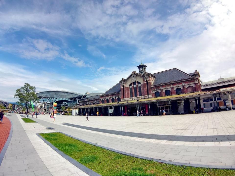 台中為即將到來的耶誕佈展作準備，台中火車站舊站站前廣場、綠川、柳川為進行布置，施工區域禁止進入。   圖：台中市政府／提供