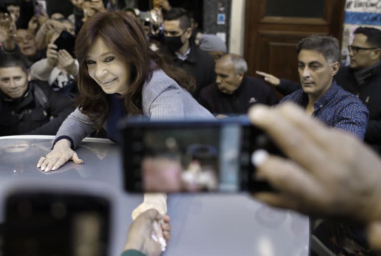 La vice presidente Cristina Fernandez de Kirchner se retira de su departamento de la calle juncal en el Barrio de la recoleta , saludando a sus fans