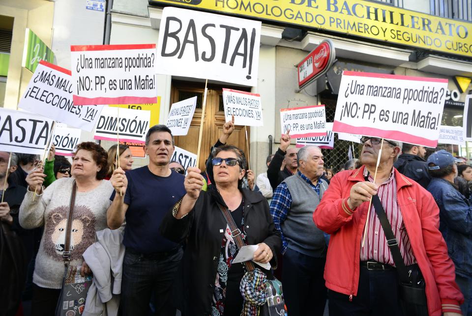 Manifestantes de varios colectivos sociales durante una manifestación frente a la sede del Partido Pouplar (PP) en Madrid en 2015, demandando el "fin de la mafia". Foto: GERARD JULIEN / AFP / Getty Images.