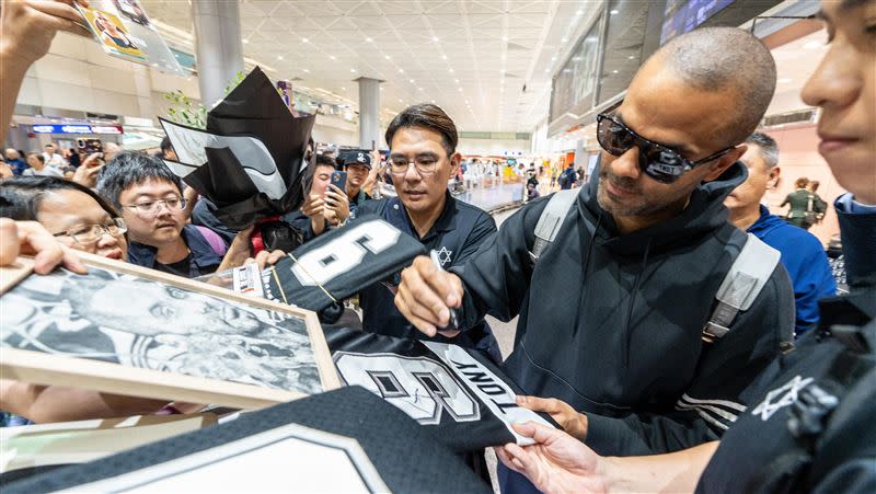 「法國小跑車」帕克（Tony Parker）幫粉絲簽名。（圖／大漢行銷提供）