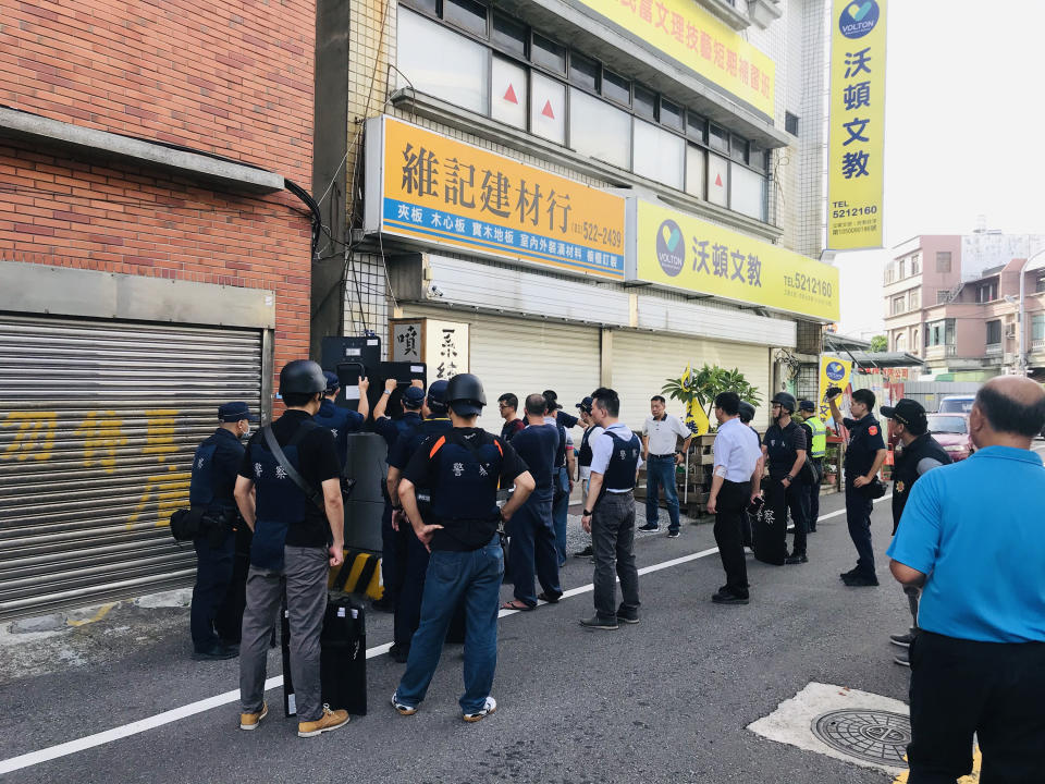 新竹市53歲郭姓男子26日清晨酒後發生交通事故後，棄車躲到附近防火巷內，不明原因開了3槍，警方找到他後雙方對峙，最終由朋友勸說交出2把槍，遭警帶回調查。（讀者提供）