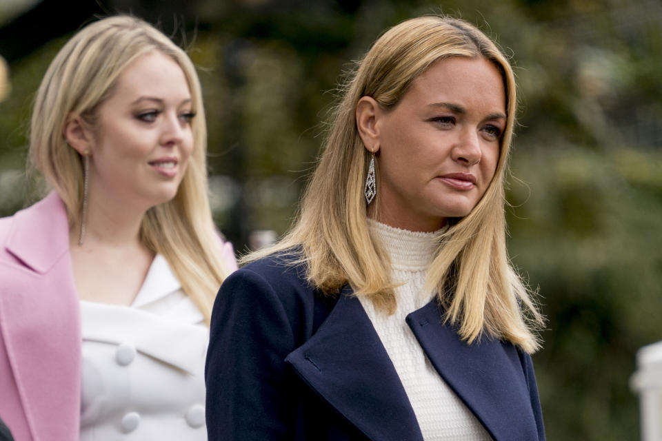 Tiffany Trump (izq.), hija del expresidente Donald Trump, y Vanessa Trump, quien fue esposa de Donald Trump Jr., hijo del exmandatario.  (AP Photo/Andrew Harnik)