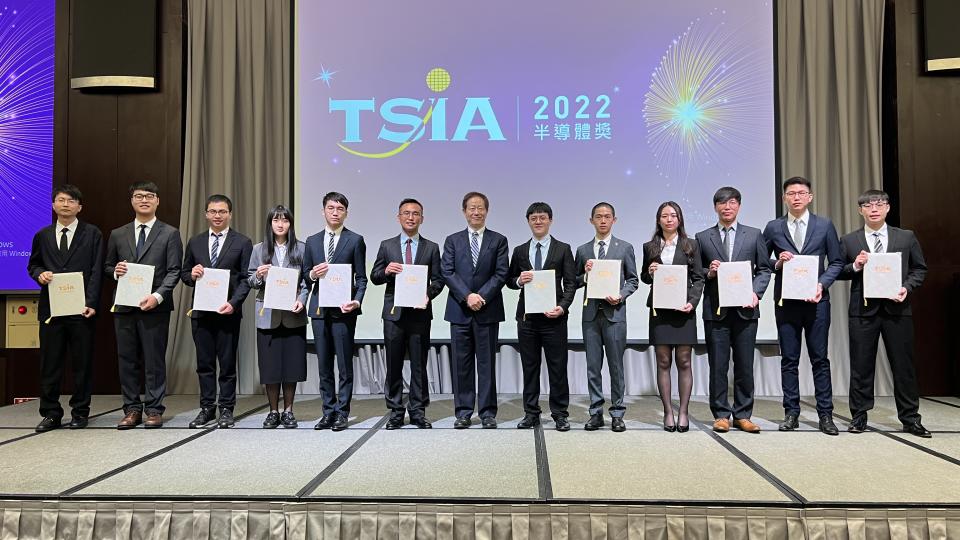 2022 TSIA半導體獎由中山大學奈米科技研發中心助理教授陳柏勳獲獎，博士研究生獎分別由5校11位同學獲獎，30日舉行頒獎典禮。