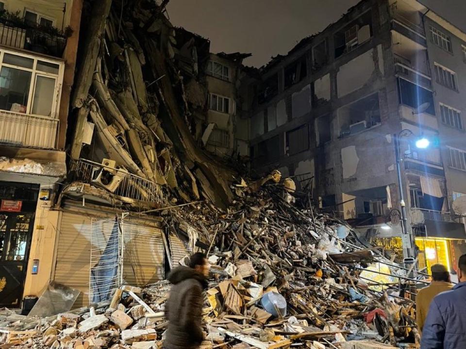 土耳其當地建築物損毀嚴重，當局已請求國際協助。   圖: 翻攝自 Moshe Schwartz  推特