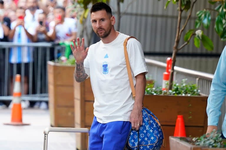 El capitán Leo Messi abandona el hotel de Atlanta este viernes por la tarde tras el triunfo en el debut; la selección arribó a la noche a Nueva Jersey