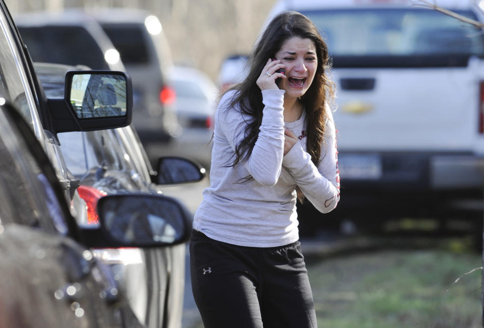 Una mujer reacciona al teléfono tras oir sobre su hermana, una profesora de la escuela primaria Sandy Hook, en Newtown, Connecticut, este 14 de diciembre de 2012, donde un hombre abrió fuego y asesinó, según fuentes oficiales, a 27 personas, entre ellas varios menores. AP Photo/Jessica Hill