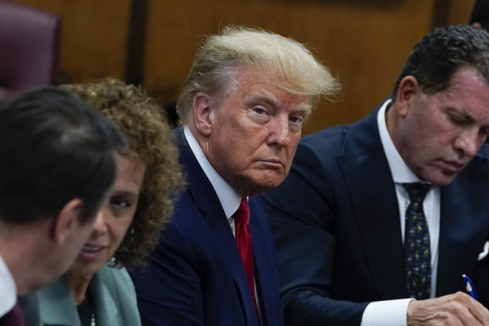 El expresidente Donald Trump asiste el martes 4 de abril de 2023 a una comparecencia ante el tribunal en Nueva York. Trump escuchó cargos penales derivados de pagos de dinero por su silencio a una actriz porno durante su campaña de 2016. (Timothy A. Clary/Foto de Pool vía AP)