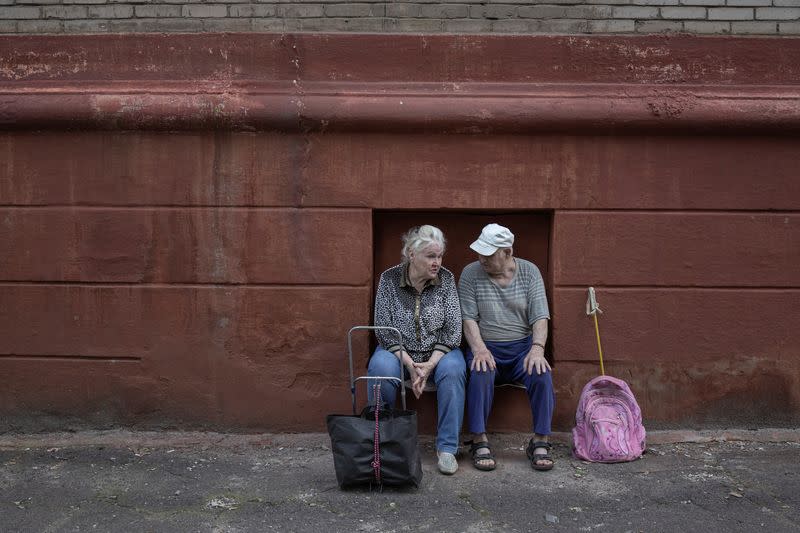 Personas esperan para recibir ayuda humanitaria mientras continúa el ataque de Rusia a Ucrania, en Kramatorsk, región de Donetsk, Ucrania