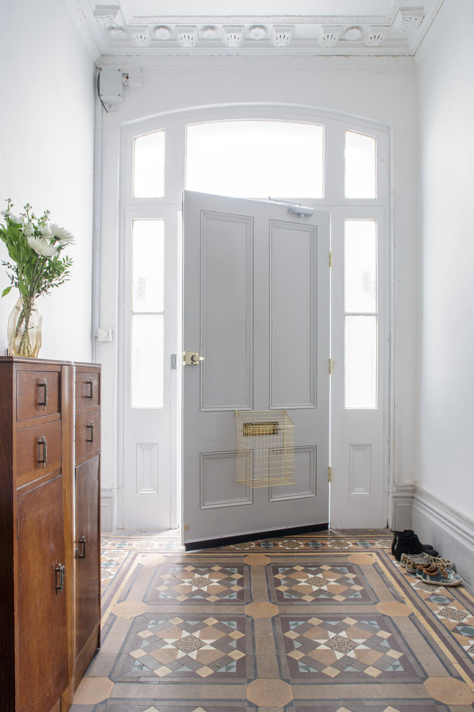 3. Prevent dust by cleaning white walls with a dryer sheet