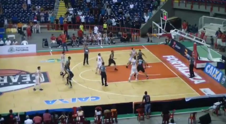 The most insane free throw/buzzer beater ever happened in a Brazilian basketball game. (Twitter)