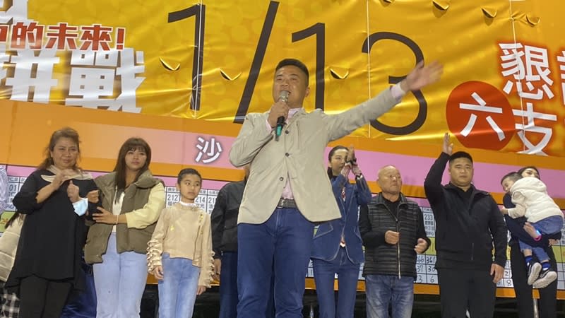 第11屆立委選舉13日登場，國民黨台中市第2選區立委候選人顏寬恒（中）雖曾2度征戰失利，此次捲土重來，順利重返國會。（中央社）
