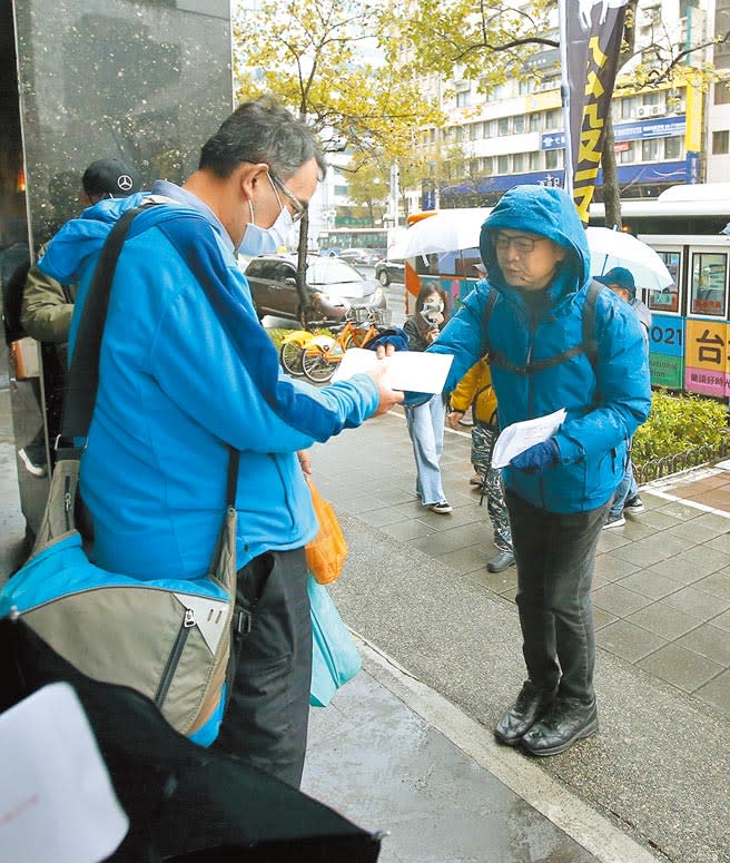 為了拚公投，收集反萊豬連署書，國民黨革實院長、北市議員羅智強（右）8日發起「縱橫台北、公投連署」行動，從國父紀念館沿捷運板南線步行往忠孝復興站，邀請民眾一起加入連署，以行動反對萊豬進口。（趙雙傑攝）