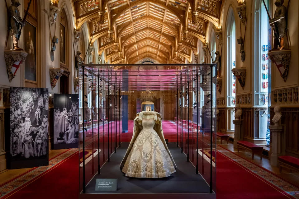 El vestido de coronación de la Reina en la muestra del Jubileo de Platino: La Coronación de la Reina, una exposición especial celebrada en el St George's Hall y el vestíbulo del Castillo de Windsor en 2022. (PA)
