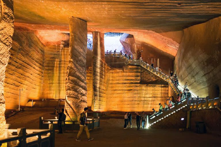 Un grupo de turistas visita una de las cuevas de Longyou, en el extremo sudoriental de China