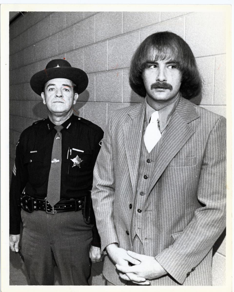 Billy Milligan awaits a hearing in Franklin Co. Common Pleas Court. Sheriff's Sgt. Frank Bonner is at his left (1978).

DISPATCH FILE PHOTO