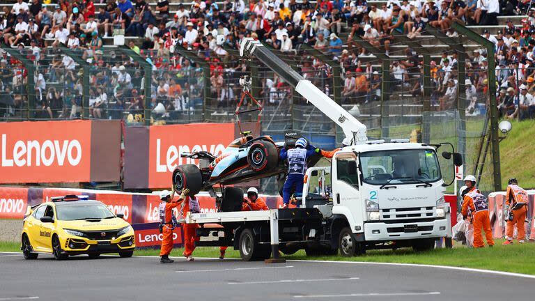 La grúa carga el auto de Logan Sargeant sobre un camión de rescate; el piloto estadounidense pasó de ser obligado a ceder su Williams a su compañero Alexander Albon en el Gran Premio de Australia a un accidente en el primer entrenamiento en el GP de Japón.