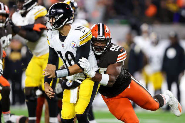 Cleveland Browns defensive end Myles Garrett (95) hits Pttsburgh Steelers quarterback Mitch Trubisky (10) in a Sept. 22, 2022 game. (Photo: Icon Sportswire via Getty Images)