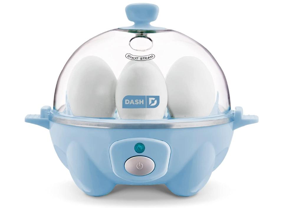 Bring this egg cooker wherever it’s needed thanks to its 1 lb weight. (Source: Amazon)