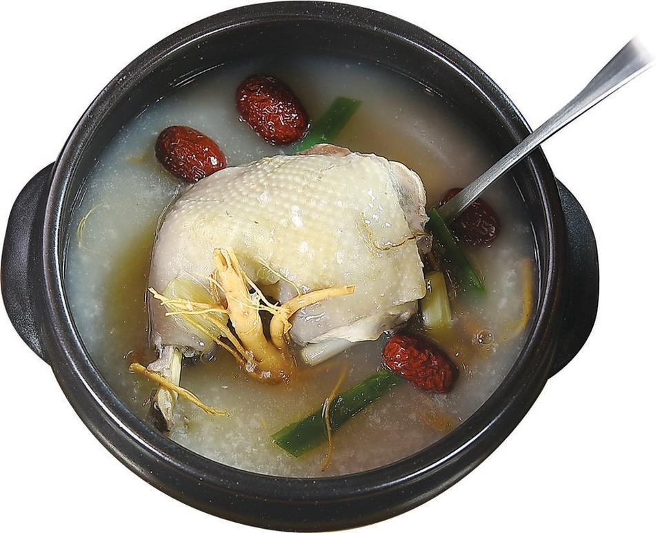 〈人參雞粥〉是選兩種韓國人參、人參酒、紅棗、蒜頭、雞腿肉與白米一同熬煮。圖／姚舜
