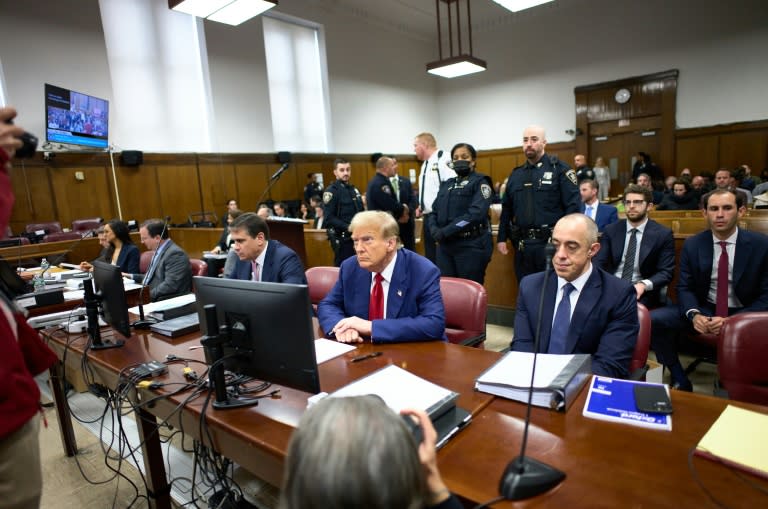 El expresidente estadounidense Donald Trump comparece ante el tribunal durante su juicio por supuestamente encubrir pagos de dinero por el silencio de una exactriz porno, en el Tribunal Penal de Manhattan, el 30 de abril de 2024 en la ciudad de Nueva York (POOL)