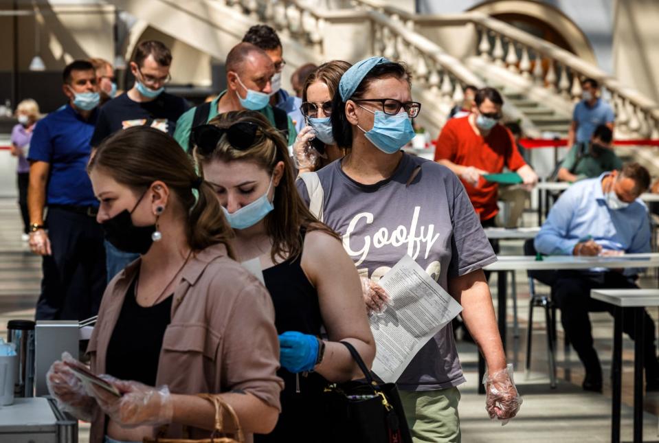 Des habitants de Moscou attendent de recevoir une dose de vaccin Sputnik V - DIMITAR DILKOFF / AFP