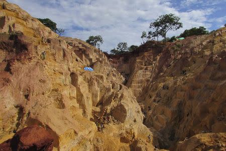 Miners ply the Ndassima gold mine in Central African Republic, May 22, 2014. REUTERS/Daniel Flynn