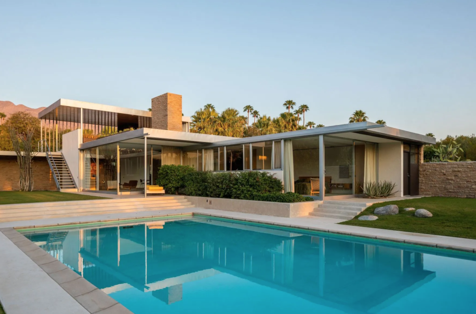 <strong>Designed by Richard Neutra (Palm Springs, California)</strong><br>
<strong>Asking price: $25 million</strong>