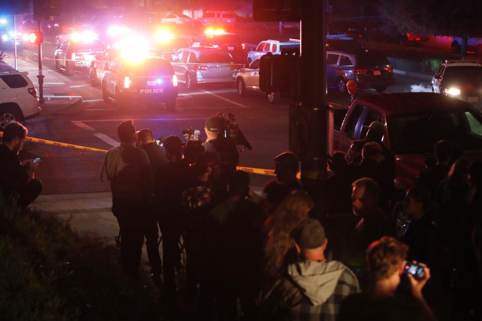 <p>Medios de comunicación, familiares y vecinos de Thousand Oaks se amontonan cerca del lugar del tiroteo. (Foto: Mike Nelson / EFE). </p>