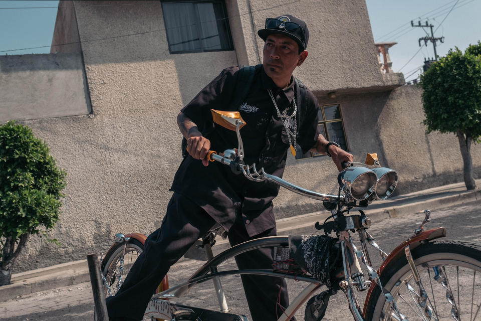 Royer on his bicycle in front of his garage in Ecatepec, 2017