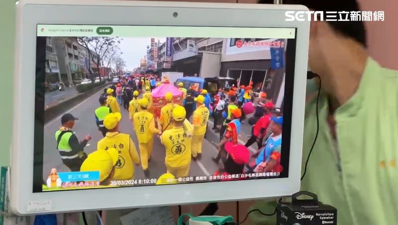 車禍昏迷甦醒的小姊姊，抱著小熊等白沙屯媽祖，院方也透過直播讓她一起參與進香盛事。（圖／翻攝畫面）