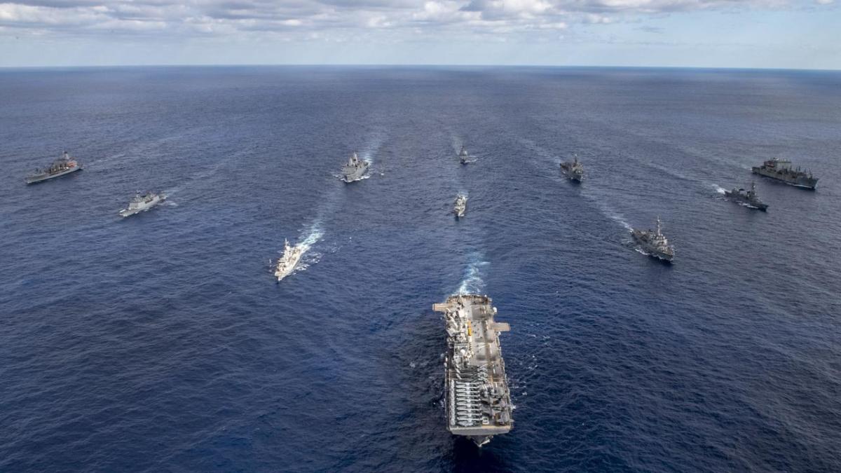 中国舰艇准备监视近海军事演习