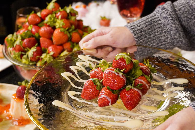 除了提供新鮮香水草莓，還有一系列夢幻草莓主題甜點。（圖／馬辣集團提供）