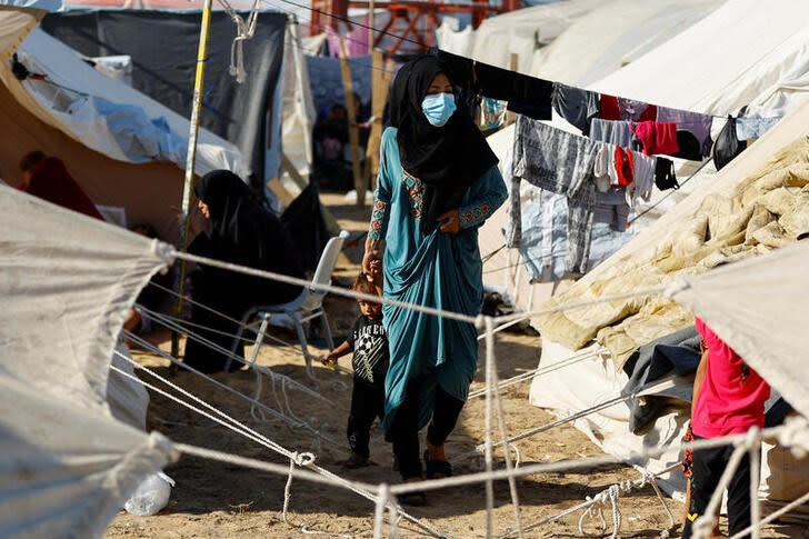 Palestinos que dejaron sus casas por los bombardeos de Israel se refugian en un campamento instalado por organismos vinculados a Naciones Unidas en la localidad de Khan Younis, el sur de la Franja de Gaza. Octubre 26, 2023. REUTERS/Ibraheem Abu Mustafa