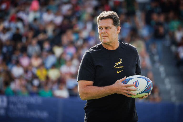 Rassie Erasmus, hombre fuerte de Sudáfrica, está de acuerdo con la limitación en la altura de los tackles, a pesar de que la cultura de rugby de su país contrasta con la nueva política de WR al respecto.