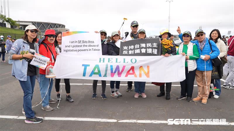 舊金山台灣日場外陸續多達上百名台僑跨海支持青鳥行動，反對立院擴權、濫權。（圖／記者周均庭攝）