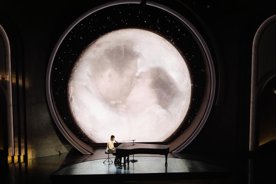 Jon Batiste canta "It Never Went Away" de la película "American Symphony" durante la entrega de los Oscar, el domingo 10 de marzo de 2024, en el Teatro Dolby de Los Ángeles. (AP Foto/Chris Pizzello)