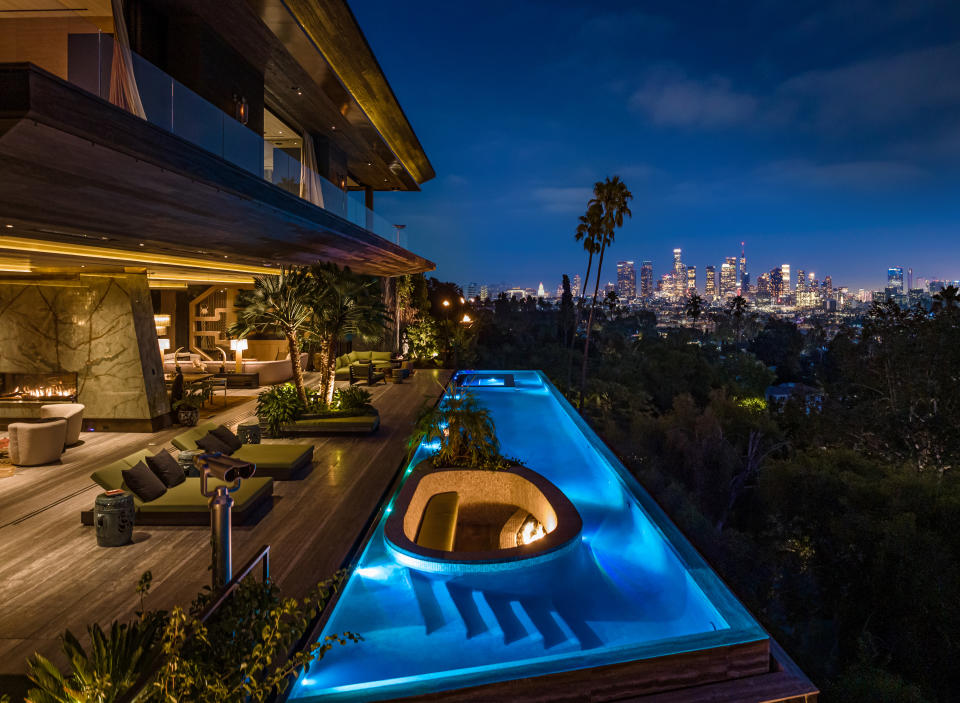 Californication House - Infinity Pool and Sunken Firepit - Nighttime