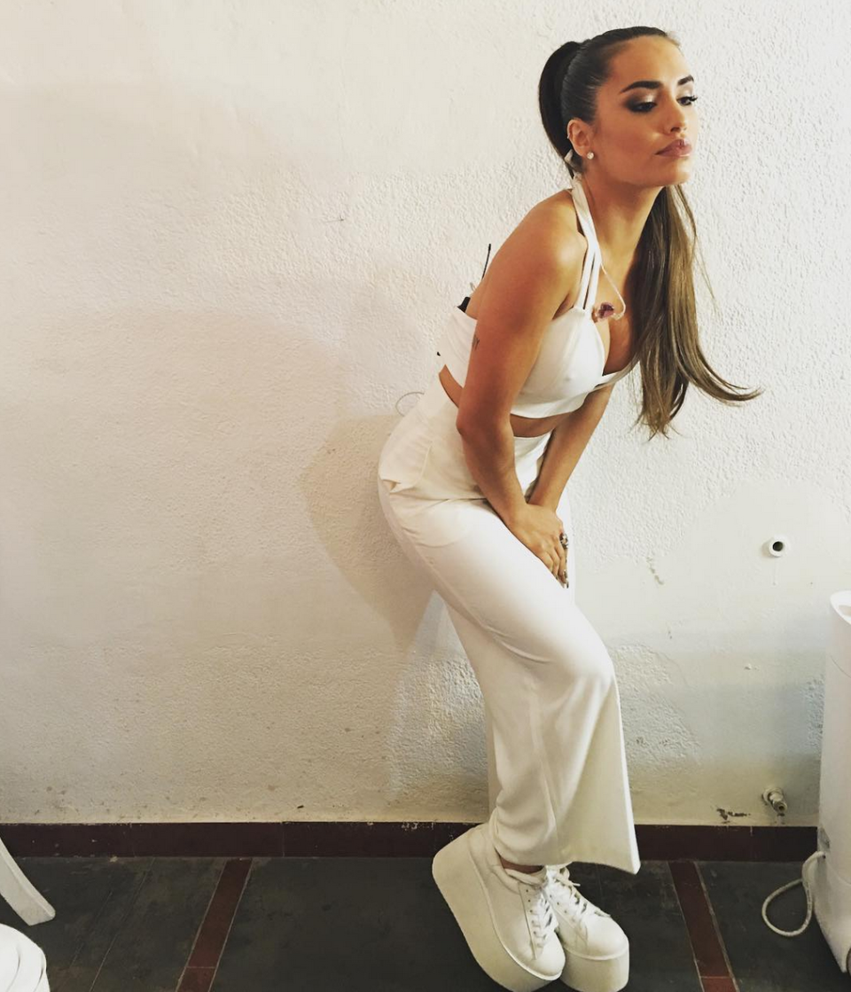 Zapatillas blancas con plataforma. Este modelo de zapatillas de estilo deportivo, aunque con mega plataformas, va a explotar este verano, principalmente entre las chicas de baja estatura, ¡como nuestra queridísima Lali Espósito! - Foto: Instagram.com/laliespositoo