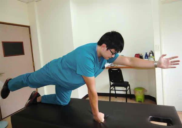 【背部肌群訓練運動】：採跪姿，舉起1手和對側1腳，縮小腹且背部打平。（圖片提供／活力得中山脊椎外科醫院）