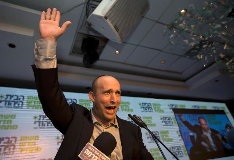 Imagen de archivo. El líder del partido Bayit Yehudi, Naftali Bennett, saludo a sus seguidores en la sede del partido en Ramat Gan