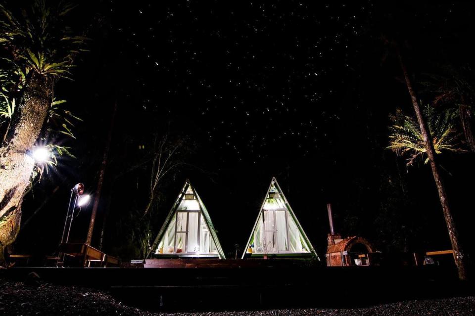 嘉義「阿里山露營星空帳篷」營區位於海拔2,000公尺的Hamoana星空豪華帳篷，空間寬敞，細數滿天星斗。（Klook提供）